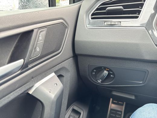 Volkswagen Tiguan 1.4 TSI eHybrid R-Line Business+ | Trekhaak | Pano Dak | IQ. Light | ActivLease financial lease