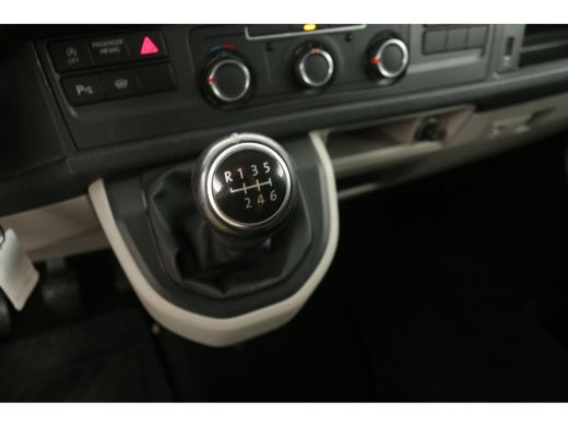 Volkswagen Transporter 2.0 TDI L1H1 150PK Airco Cruise Parkeersensoren 18"LMV Trekhaak ActivLease financial lease