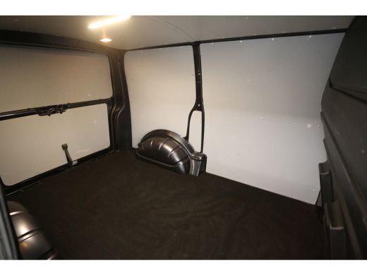 Volkswagen Transporter 2.0 TDI L1H1 150PK Airco Cruise Parkeersensoren 18"LMV Trekhaak ActivLease financial lease