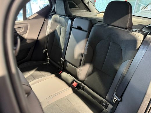 Volvo  EX40 Black Edition Plus Single Motor Extended Range Suede Bekleding- Zwart Dak- Lounge Pakket ActivLease financial lease