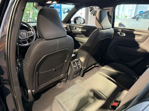 Volvo  EX40 Black Edition Plus Single Motor Extended Range Suede Bekleding- Zwart Dak- Lounge Pakket ActivLease financial lease