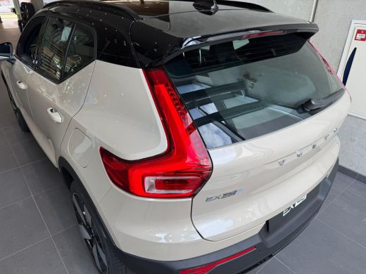 Volvo  EX40 Single Motor Extended Range Plus | Nubuck Suede Bekleding | Zwart dak | 20' 5-Spaaks Black Diamon... ActivLease financial lease