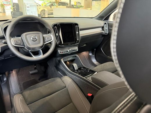 Volvo  EX40 Single Motor Extended Range Plus | Nubuck Suede Bekleding | Zwart dak | 20' 5-Spaaks Black Diamon... ActivLease financial lease