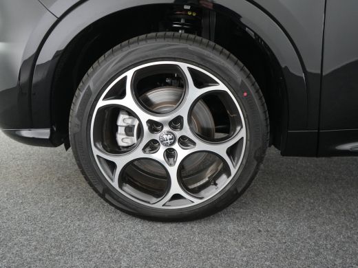 Alfa Romeo Tonale 1.3T PHEV Sprint | Achterbank met armsteun en skiluik | Achteruitrijcamera | Airco (automatisch) ActivLease financial lease