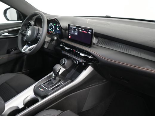 Alfa Romeo Tonale 1.3T PHEV Sprint | Achterbank met armsteun en skiluik | Achteruitrijcamera | Airco (automatisch) ActivLease financial lease
