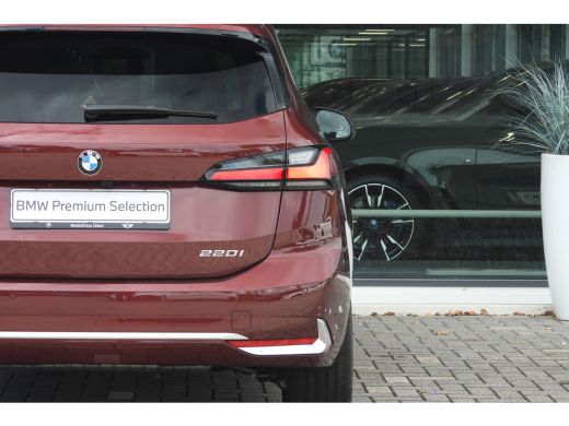 BMW 2 Serie 220i High Executive Luxury Line Automaat / Panoramadak / Trekhaak / Sportstoelen / Adaptieve LED ... ActivLease financial lease