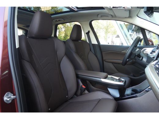 BMW 2 Serie 220i High Executive Luxury Line Automaat / Panoramadak / Trekhaak / Sportstoelen / Adaptieve LED ... ActivLease financial lease