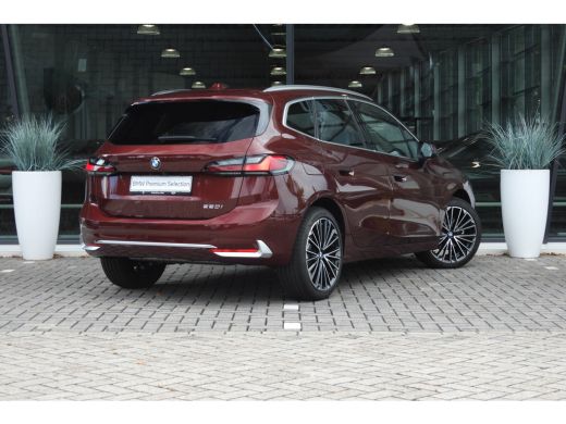 BMW 2 Serie 220i High Executive Luxury Line Automaat / Panoramadak / Trekhaak / Sportstoelen / Adaptieve LED ... ActivLease financial lease