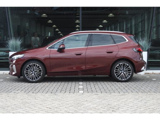 BMW 2 Serie 220i High Executive Luxury Line Automaat / Panoramadak / Trekhaak / Sportstoelen / Adaptieve LED ... ActivLease financial lease