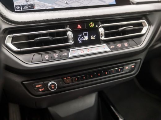 BMW 2 Serie Gran Coupé 218i Executive Sportline Automaat (APPLE CARPLAY, M STUUR, GROOT NAVI, LEDER, SFEERVER... ActivLease financial lease