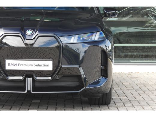 BMW iX xDrive45 M Sport / Panoramadak / Trekhaak / Soft-Close / Stoelventilatie / Parking Assistant Prof... ActivLease financial lease