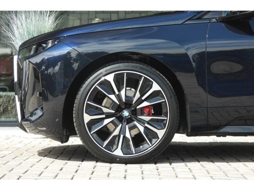 BMW iX xDrive45 M Sport / Panoramadak / Trekhaak / Soft-Close / Stoelventilatie / Parking Assistant Prof... ActivLease financial lease