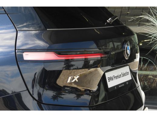 BMW iX xDrive45 M Sport / Panoramadak / Trekhaak / Soft-Close / Stoelventilatie / Parking Assistant Prof... ActivLease financial lease