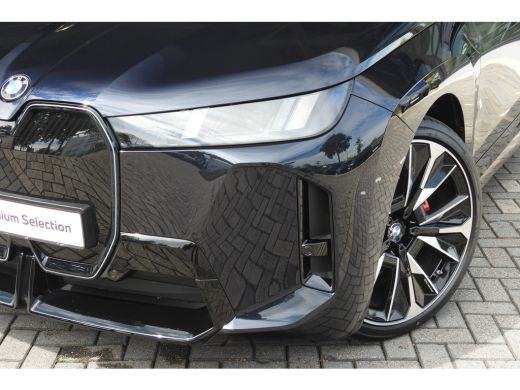 BMW iX xDrive45 M Sport / Panoramadak / Trekhaak / Soft-Close / Stoelventilatie / Parking Assistant Prof... ActivLease financial lease