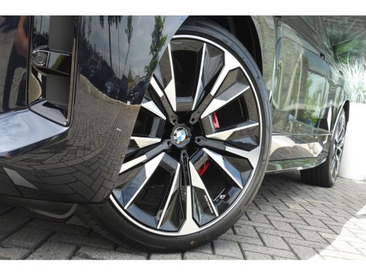 BMW iX xDrive45 M Sport / Panoramadak / Trekhaak / Soft-Close / Stoelventilatie / Parking Assistant Prof... ActivLease financial lease