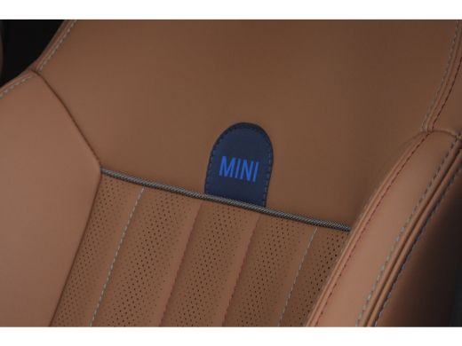 Mini Countryman C Automaat / Favoured Trim / Pakket L / 19" Kaleido Spoke 2-tone ActivLease financial lease