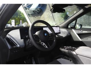 BMW iX xDrive45 M Sport / Panoramadak / Trekhaak / Soft-Close / Stoelventilatie / Parking Assistant Prof...