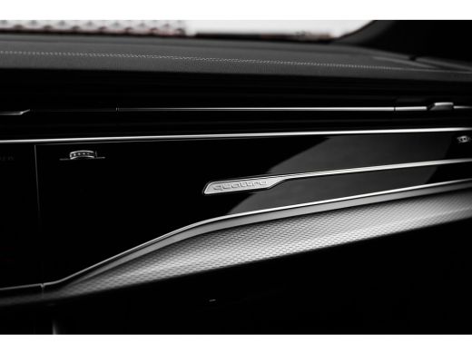 Audi Q8 55 TFSI e quattro Pro Line S | Panoramadak | 4WS | Trekhaak | Head-up | Tour | ActivLease financial lease
