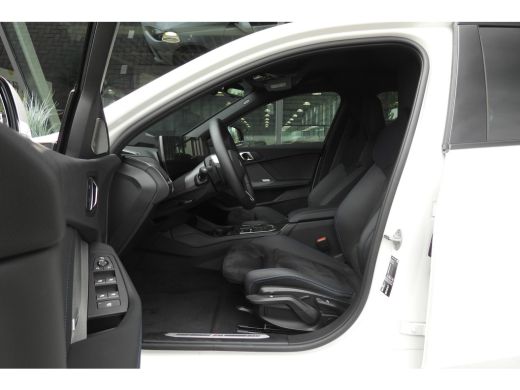 BMW 1 Serie 120 High Executive M Sport Automaat / Sportstoelen / M Adaptief onderstel / Comfort Access / Adap... ActivLease financial lease