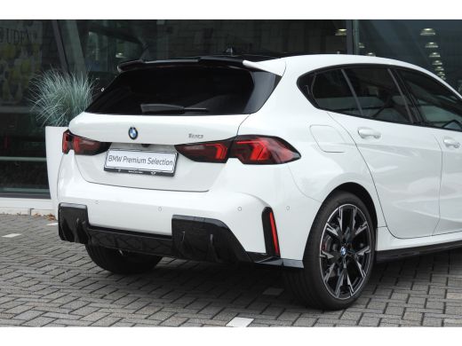 BMW 1 Serie 120 High Executive M Sport Automaat / Sportstoelen / M Adaptief onderstel / Comfort Access / Adap... ActivLease financial lease