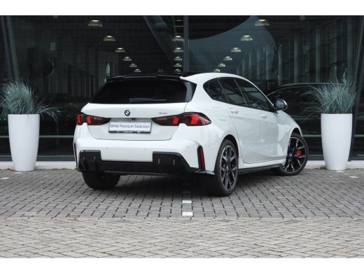 BMW 1 Serie 120 High Executive M Sport Automaat / Sportstoelen / M Adaptief onderstel / Comfort Access / Adap... ActivLease financial lease