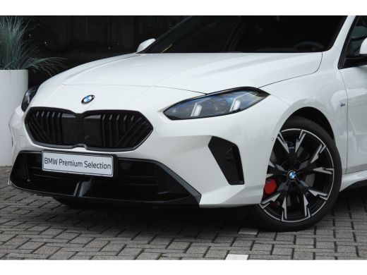 BMW 1 Serie 120 High Executive M Sport Automaat / Sportstoelen / M Adaptief onderstel / Comfort Access / Adap... ActivLease financial lease