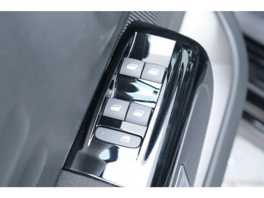 Citroën C3 Citroën 1.2 PURETECH 83PK 5-DRS SHINE BUSINESS / NAVI / CLIMA / LED / PDC / 16" LMV / KEYLESS / W... ActivLease financial lease