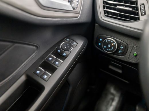 Ford Focus 1.0 EcoBoost Titanium Sport (APPLE CARPLAY, GROOT NAVI, CLIMATE, CAMERA, KEYLESS, LM VELGEN, SPOR... ActivLease financial lease