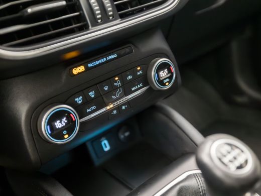 Ford Focus 1.0 EcoBoost Titanium Sport (APPLE CARPLAY, GROOT NAVI, CLIMATE, CAMERA, KEYLESS, LM VELGEN, SPOR... ActivLease financial lease