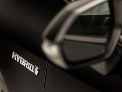 Toyota Corolla Touring Sports 1.8 Hybrid Sport Automaat (APPLE CARPLAY, NAVIGATIE, ADAPTIVE CRUISE, KEYLESS, SPORTSTOELEN, CAME... ActivLease financial lease