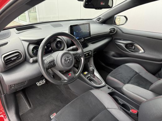 Toyota Yaris 1.5 Hybrid GR Sport **NAVIGATIE/ DODEHOEK DETECTIE/ HEADS-UP DISPLAY/ 36 MAANDEN GARANTIE** ActivLease financial lease