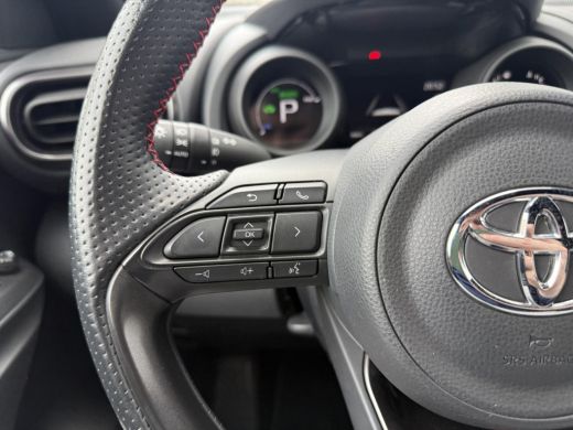 Toyota Yaris 1.5 Hybrid GR Sport **NAVIGATIE/ DODEHOEK DETECTIE/ HEADS-UP DISPLAY/ 36 MAANDEN GARANTIE** ActivLease financial lease