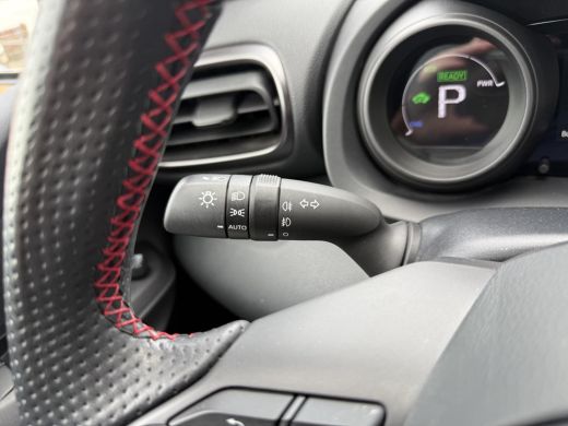Toyota Yaris 1.5 Hybrid GR Sport **NAVIGATIE/ DODEHOEK DETECTIE/ HEADS-UP DISPLAY/ 36 MAANDEN GARANTIE** ActivLease financial lease