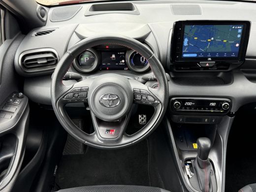Toyota Yaris 1.5 Hybrid GR Sport **NAVIGATIE/ DODEHOEK DETECTIE/ HEADS-UP DISPLAY/ 36 MAANDEN GARANTIE** ActivLease financial lease