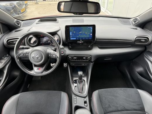 Toyota Yaris 1.5 Hybrid GR Sport **NAVIGATIE/ DODEHOEK DETECTIE/ HEADS-UP DISPLAY/ 36 MAANDEN GARANTIE** ActivLease financial lease