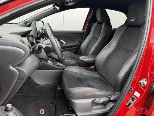 Toyota Yaris 1.5 Hybrid GR Sport **NAVIGATIE/ DODEHOEK DETECTIE/ HEADS-UP DISPLAY/ 36 MAANDEN GARANTIE** ActivLease financial lease