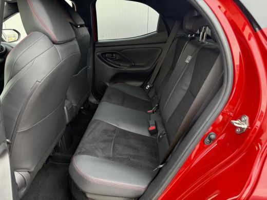 Toyota Yaris 1.5 Hybrid GR Sport **NAVIGATIE/ DODEHOEK DETECTIE/ HEADS-UP DISPLAY/ 36 MAANDEN GARANTIE** ActivLease financial lease