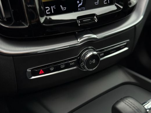 Volvo  XC60 2.0 B5 Momentum Exclusive Camera 360 | Trekhaak wegklapbaar | Airco | NAVI | Apple carplay/ Andro... ActivLease financial lease