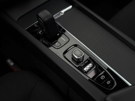 Volvo  XC60 2.0 B5 Momentum Exclusive Camera 360 | Trekhaak wegklapbaar | Airco | NAVI | Apple carplay/ Andro... ActivLease financial lease