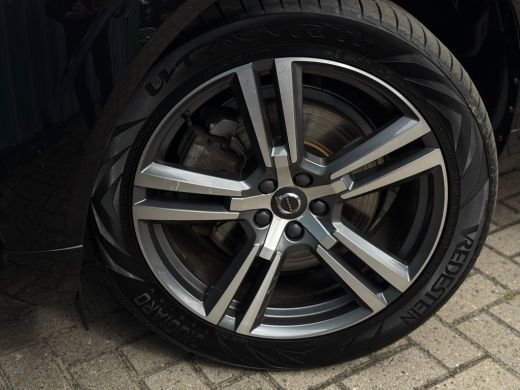 Volvo  XC60 2.0 B5 Momentum Exclusive Camera 360 | Trekhaak wegklapbaar | Airco | NAVI | Apple carplay/ Andro... ActivLease financial lease