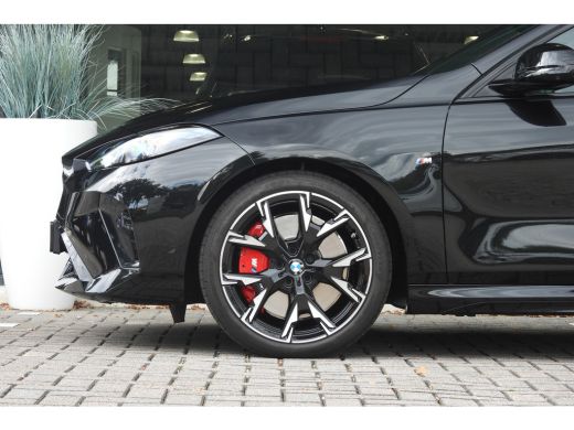 BMW 1 Serie 120 High Executive M Sport Automaat / Panoramadak / Sportstoelen / M Adaptief onderstel / Adaptie... ActivLease financial lease