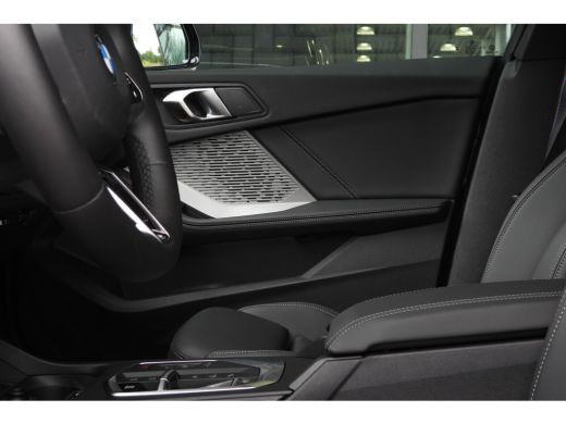 BMW 2 Serie 220 M Sport Automaat / Sportstoelen / Achteruitrijcamera / M Adaptief onderstel / Adaptieve LED /... ActivLease financial lease