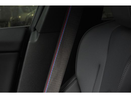 BMW 2 Serie 220 M Sport Automaat / Sportstoelen / Achteruitrijcamera / M Adaptief onderstel / Adaptieve LED /... ActivLease financial lease