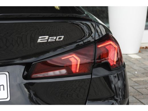 BMW 2 Serie 220 M Sport Automaat / Sportstoelen / Achteruitrijcamera / M Adaptief onderstel / Adaptieve LED /... ActivLease financial lease