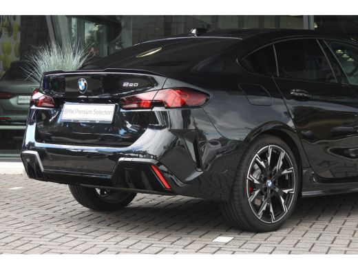 BMW 2 Serie 220 M Sport Automaat / Sportstoelen / Achteruitrijcamera / M Adaptief onderstel / Adaptieve LED /... ActivLease financial lease