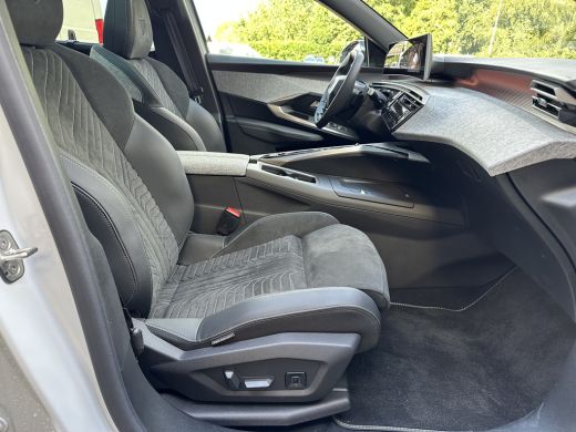 Peugeot e-5008 GT Avantage 73 kWh 3-Fase | 2 stoelen op derde rij | Achterbank in delen neerklapbaar | Achtersto... ActivLease financial lease