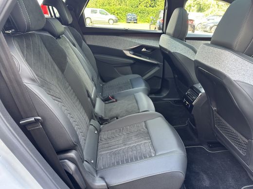 Peugeot e-5008 GT Avantage 73 kWh 3-Fase | 2 stoelen op derde rij | Achterbank in delen neerklapbaar | Achtersto... ActivLease financial lease