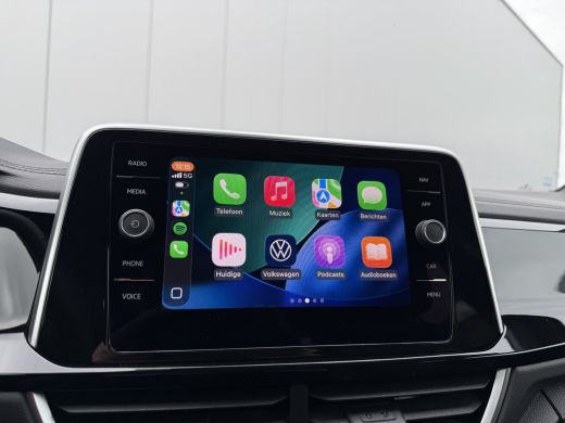 Volkswagen T-Roc 1.5 TSI 150pk DSG R-Line | Acc | Side assist | Camera ActivLease financial lease