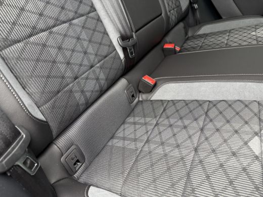 Volkswagen T-Roc 1.5 TSI 150pk DSG R-Line | Acc | Side assist | Camera ActivLease financial lease