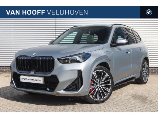 BMW X1 xDrive30e High Executive M Sport Automaat / Panoramadak / Sportstoelen / M Adaptief onderstel / A... BMW X1 xDrive30e High Executive M Sport Automaat / Panoramadak / Sportstoelen / M Adaptief onderstel / A...